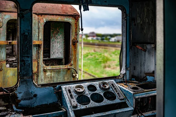 Widok Kabiny Starego Uszkodzonego Elektrycznego Pociągu Pasażerskiego Kolorowe Tło Wybiórczym — Zdjęcie stockowe