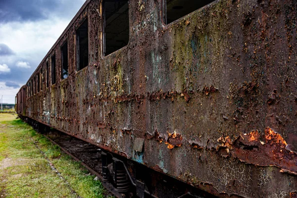 Stary Zardzewiały Wagon Pasażerski Opuszczony Polu Cmentarza Kolejowego — Zdjęcie stockowe