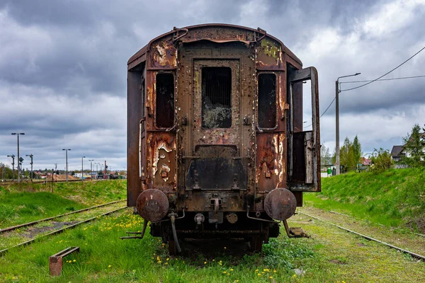 Antiguo Vagón Pasajeros Oxidado Abandonado Campo Del Cementerio Trenes — Foto de Stock