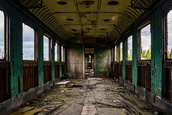 Wnętrze Starego Brudnego Wagonu Pasażerskiego Oknami Dzień — Zdjęcie stockowe