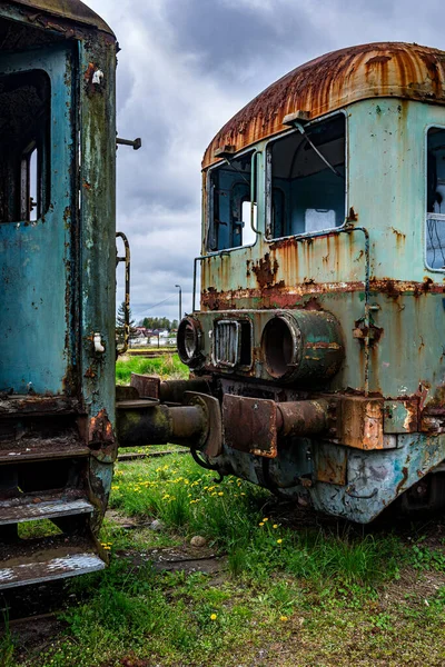 Eski Paslı Yolcu Elektrikli Çoklu Tren Kullanımdan Kaldırıldı Yeşil Çimenli — Stok fotoğraf