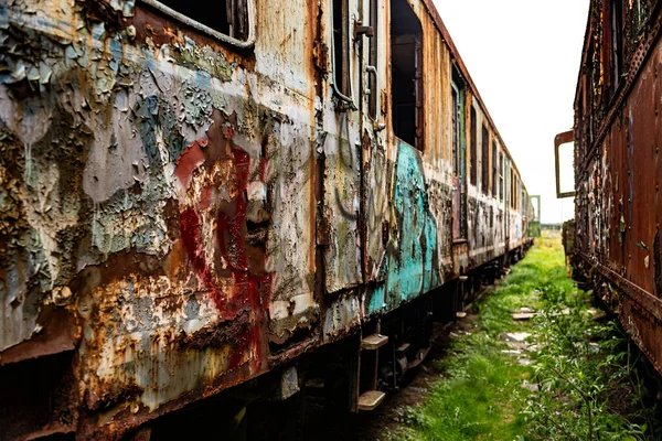 旧的受损火车和货车的透视拍摄 具有非常浅的田野深度的老式背景 — 图库照片