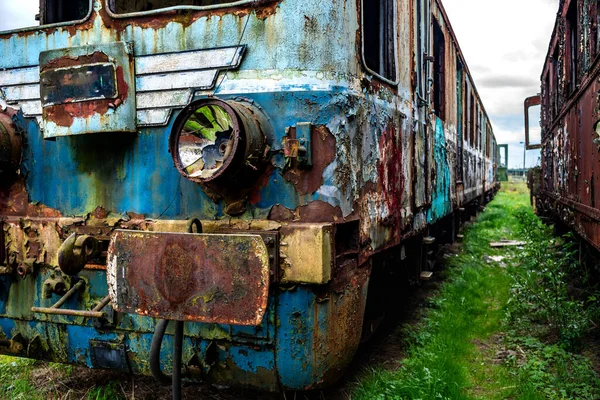 老旧生锈的客车电动多单元列车退役 被遗弃在绿草地里的铁路边沿上 — 图库照片