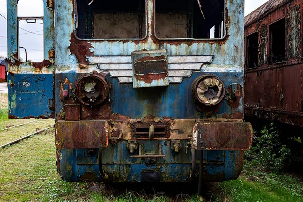 Παλιό Σκουριασμένο Ηλεκτρικό Τρένο Πολλαπλών Μονάδων Παροπλιζόμενο Και Εγκαταλειμμένο Σιδηροτροχιές Εικόνα Αρχείου