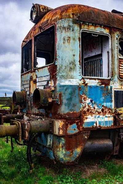 Παλιό Σκουριασμένο Επιβατικό Ηλεκτρικό Τρένο Πολλαπλών Μονάδων Παροπλιζόμενο Και Εγκαταλειμμένο Εικόνα Αρχείου