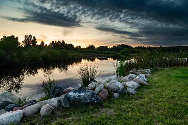 Scénický Pohled Krajinu Krásného Západu Slunce Nad Malebným Jezerem Oblohou Stock Fotografie