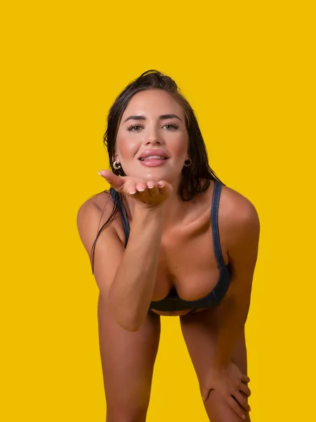 Frohes Weibliches Model Unterwäsche Lächelt Und Bläst Luftkuss Vor Gelbem — Stockfoto