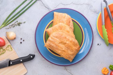 Üç Jamaika bifteğinin gökyüzü manzarası gökyüzünden renkli bir tabakta duruyor.