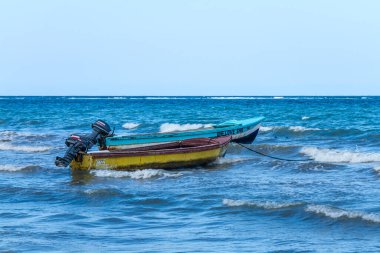 St. Ann, Jamaika açıklarında iki balıkçı teknesi.