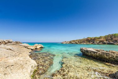 Deniz manzaralı güzel kayalık bir sahil