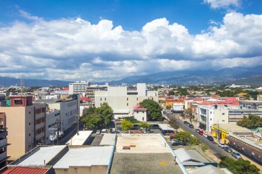 Kingston, Jamaika şehir merkezi bulutları ve binaları gösteriyor