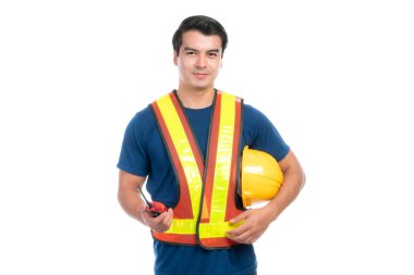 Elinde sarı miğfer ve megafon tutan genç mimar, beyaz arka planda izole bir şekilde duran kollarını fotokopi aletiyle birleştirdi.