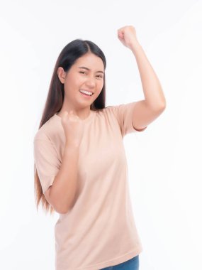 Sarı arka planda izole edilmiş, mutlu ve mutlu Asyalı bir kadının portresi.