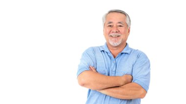 Asyalı son sınıf öğrencisi, kollarını kavuşturmuş yaşlı bir adam beyaz arka planda izole edilmiş iyi sağlık ve fotokopi alanı - son sınıf erkek konsepti