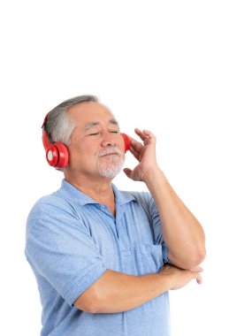 Yaşam tarzı son sınıf öğrencisi, beyaz arka planda izole edilmiş kulaklıklarla müzik dinlemekten mutlu olur.