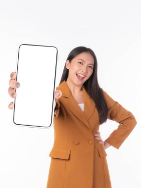 Güzel Asyalı genç kadın, heyecanlı sürpriz kız boş ekranlı akıllı telefon gösteriyor, Mobil Uygulama Reklamcılığı için beyaz ekran beyaz arka planda izole edilmiş, akıllı telefon görüntüsü Resmi Mock Up