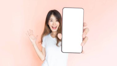 Güzel Asyalı genç bir kadın boş ekranlı büyük akıllı telefonu, pembe arkaplanda izole edilmiş reklam pankartı için beyaz ekran boş fotokopi alanı, Mock Up Image