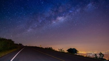 Dağdaki gece manzarası yolu ve Samanyolu Galaksisi arka planı, Tayland, uzun pozlama, düşük ışık