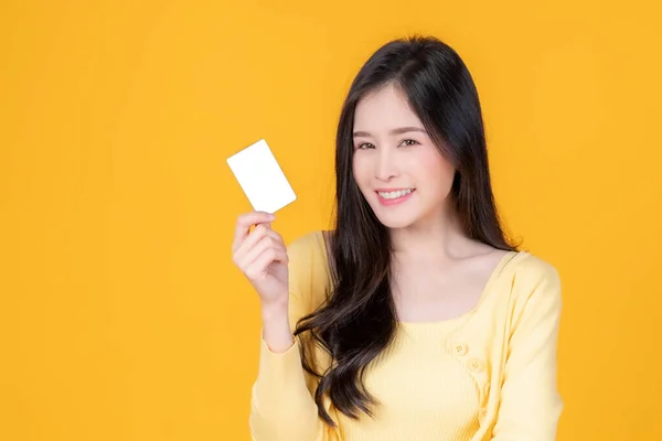 Mulher Asiática Bonito Menina Segurando Mostrando Vazio Cartão Visita Cartão — Fotografia de Stock