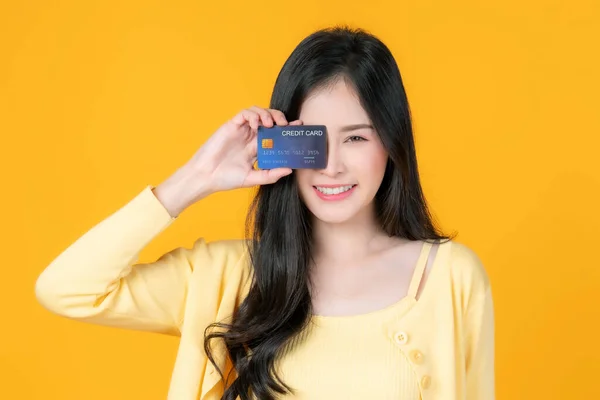 Krásná Asijské Mladá Žena Roztomilý Dívka Ukazující Kreditní Kartu Pro — Stock fotografie