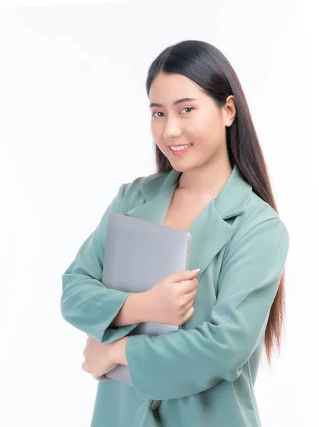 Çalışan Güzel Asyalı Kadın Portresi Beyaz Arka Planda Mutlulukla Kollarını — Stok fotoğraf