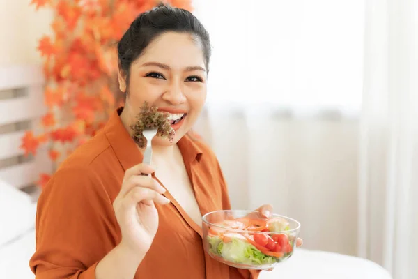 Asian Plump 샐러드를 다이어트 컨셉트 — 스톡 사진