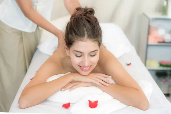 Belle Saine Femme Profiter Lors Massage Dos Dans Salon Spa — Photo