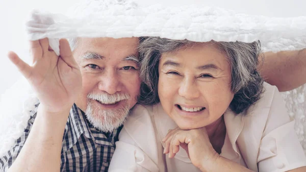 Mutlu Aşk Yaşlı Çift Gülümsüyor Yaşlı Çift Yaşlı Kadın Yatak — Stok fotoğraf