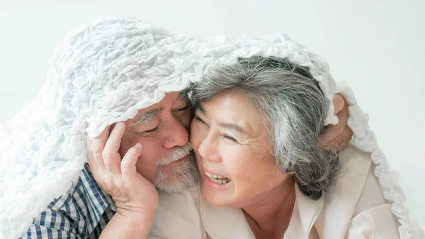 Счастливая Любовь Пожилая Пара Улыбаясь Пожилой Мужчина Пожилая Женщина Расслабляясь — стоковое фото
