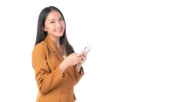 Mulher Asiática Bonita Bonito Menina Jogando Telefone Inteligente Isolado Fundo — Fotografia de Stock