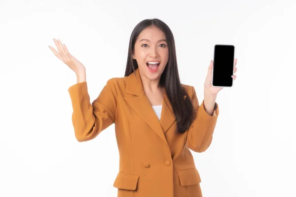 Portret Pięknej Azjatki Młoda Kobieta Pokazuje Smartfon Pustym Ekranem Czarny — Zdjęcie stockowe