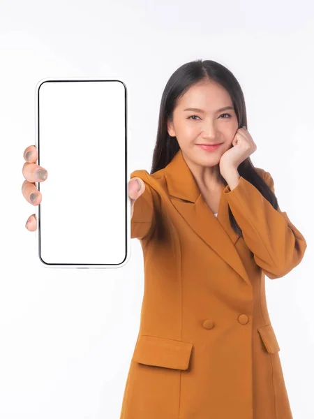 美しいアジアの若い女性 白の背景に隔離されたモバイルアプリの広告のための白い画面でスマートフォンを示す興奮した驚きの女の子 スマートフォンのディスプレイ Mock Image — ストック写真