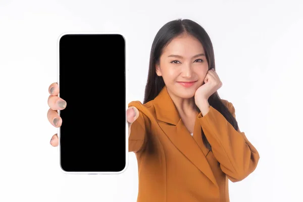 美しいアジアの若い女性 白の背景に隔離されたモバイルアプリの広告のための黒い画面 空白の画面でスマートフォンを示す興奮した驚きの女の子 スマートフォンのディスプレイ Mock Image — ストック写真
