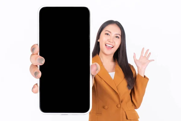 漂亮的亚洲女青年 兴奋地惊讶地看到 聪明的女孩用空白屏幕展示智能手机 手机广告用的黑色屏幕用白色背景隔离 智能手机用的是 模仿形象 — 图库照片