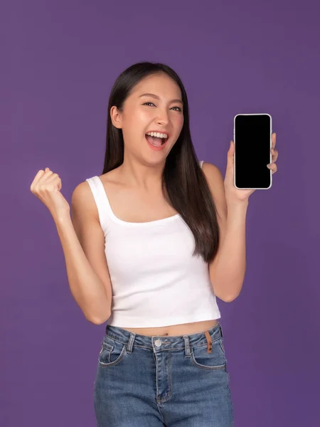 Portrét Krásné Asijské Mladé Ženy Ukazující Chytrý Telefon Displej Prázdnou — Stock fotografie
