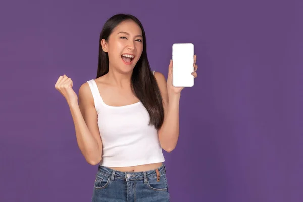 Portret Pięknej Azjatki Młoda Kobieta Pokazuje Smartfon Pustym Ekranem Biały — Zdjęcie stockowe