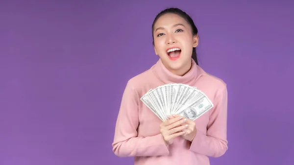 成功した美しいアジアのビジネスの若い女性は コピースペース ビジネスコンセプトで紫色の背景に隔離された手にお金米ドル紙幣を保持 — ストック写真