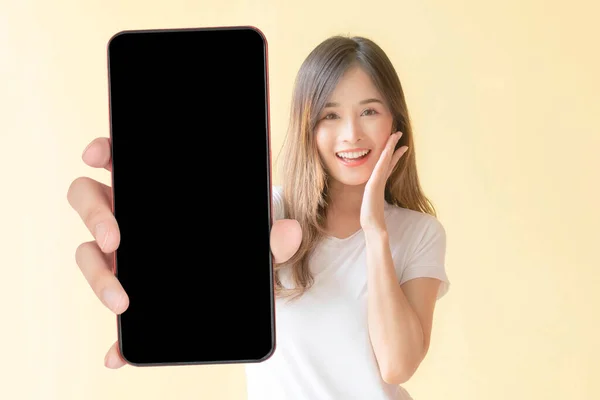 Belle Asiatique Jeune Femme Montrant Grand Téléphone Intelligent Avec Écran — Photo