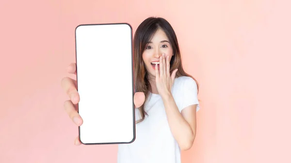 Krásná Asijská Mladá Žena Ukazuje Velký Chytrý Telefon Prázdnou Obrazovkou — Stock fotografie