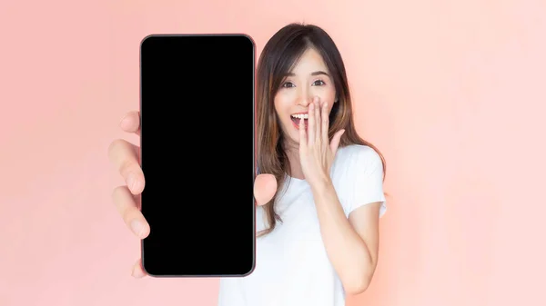 Güzel Asyalı Genç Bir Kadın Boş Ekranlı Büyük Akıllı Telefonu — Stok fotoğraf