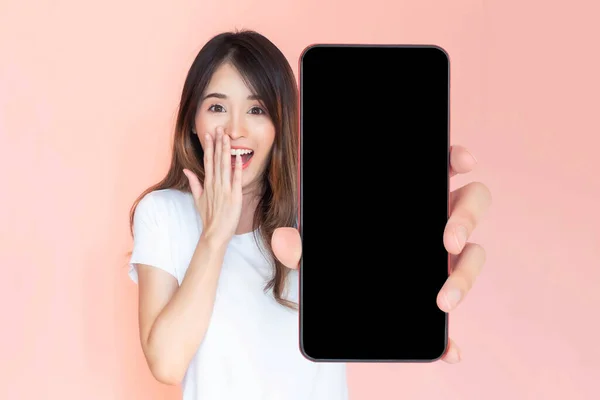 Belle Asiatique Jeune Femme Montrant Grand Téléphone Intelligent Avec Écran — Photo