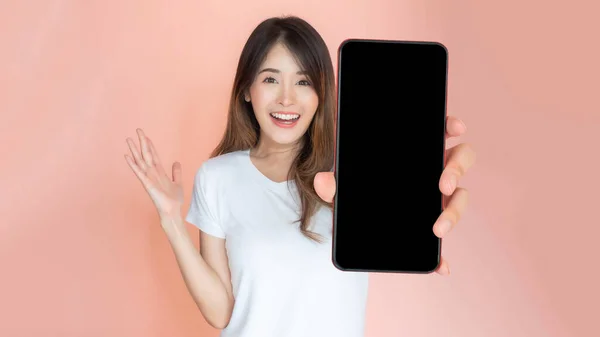 Gyönyörű Ázsiai Fiatal Bemutató Nagy Okos Telefon Üres Képernyővel Fehér — Stock Fotó