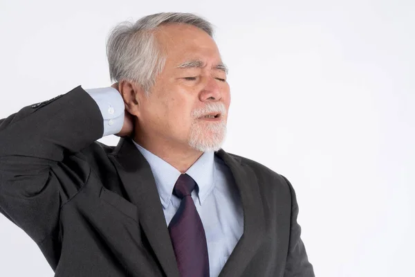 Azjatycki Senior Staruszek Garniturze Miał Ból Karku Spowodowany Spaniem Poduszce — Zdjęcie stockowe