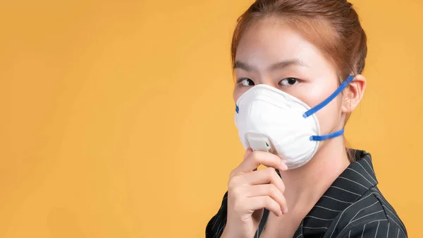 Menina Asiática Usando Máscara Protetora Para Proteção Durante Quarentena Coronavirus — Fotografia de Stock