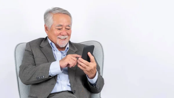 Ασιάτης Ανώτερος Επιχειρηματίας Ανώτερος Άνθρωπος Γέρος Χρησιμοποιώντας Ένα Έξυπνο Τηλέφωνο — Φωτογραφία Αρχείου
