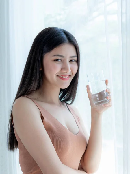 아름다운 아시아인귀여운 소녀는 아침에 건강을 마시는 행복하게 생각하며 집에서 침실에서 — 스톡 사진