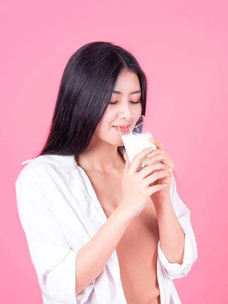 美少女アジアのかわいい女の子はピンクの背景に朝の健康のための幸せな飲料牛乳を感じる ライフスタイルの美しさの女性 — ストック写真