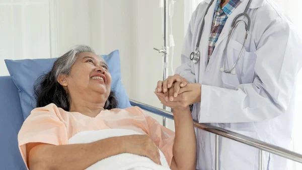 Doctors Hold Hands Encourage Elderly Senior Woman Patients Hospital Senior — Stockfoto