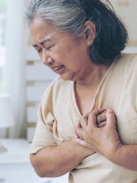 Senior Mujer Asiática Que Sufre Dolor Pecho Ataque Corazón Casa — Foto de Stock