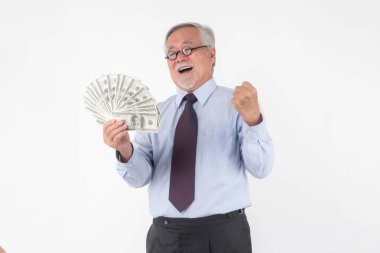 Asya 'nın kıdemli işadamı mali başarıyı kutlarken elinde neşeli ve heyecanlı bir ifadeyle, beyaz arka planda izole edilmiş resmi giysiler içinde bir yığın Amerikan doları banknotları tutuyordu.